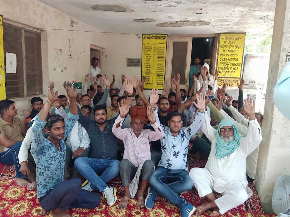 बिजली टीम से अभद्रता : पुलिस कार्रवाई न होने से हताश विद्युतकर्मी धरने पर बैठे